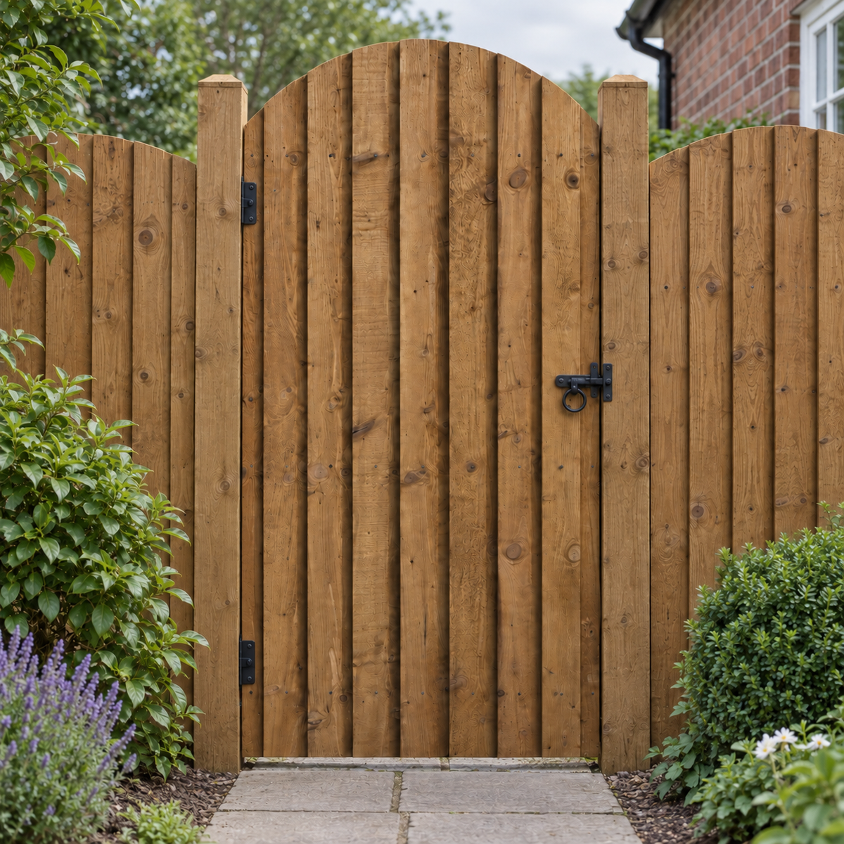 Dome Feather Edge Gate 6ft x 3ft – overcast garden view